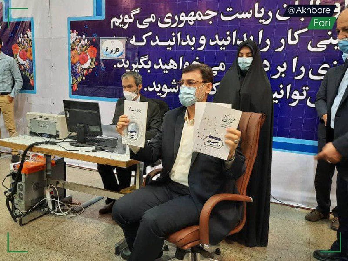 قاضیزاده هاشمی با دختر ۲۰ ساله اش به وزارت کشور رفت و ثبت نام کرد/ عکس و ویدئو