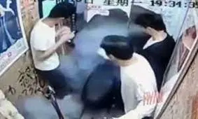 لحظه وحشتناک آتش گرفتن دوچرخه در آسانسور/ ویدئو