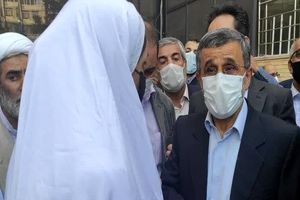 دختر سفیدپوش همراه احمدی‌نژاد در ستاد انتخابات که بود؟/ عکس