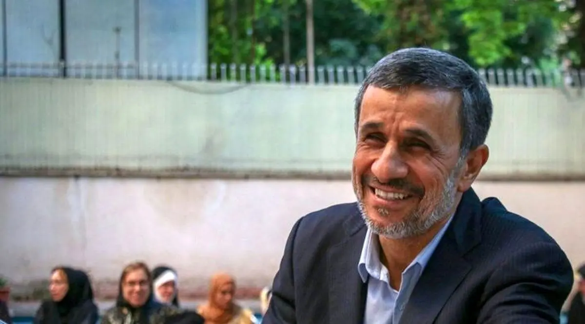 تذکر احمدی‌نژاد به یکی از محافظان: حسن چقدر خشنی؛ ما از اینها حقوق می‌گیریم!/ ویدئو