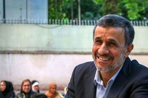 تذکر احمدی‌نژاد به یکی از محافظان: حسن چقدر خشنی؛ ما از اینها حقوق می‌گیریم!/ ویدئو