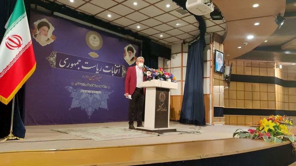 احمدی نژادِ جدید با کت قرمز داوطلب کاندیداتوری ریاست جمهوری شد/ می خواهم وزیر شادی داشته باشم/ از میرحسین و خاتمی استفاده می کنم/ ویدئو