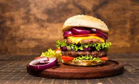 واکسن بزنید، همبرگر و سیب‌زمینی رایگان بگیرید!