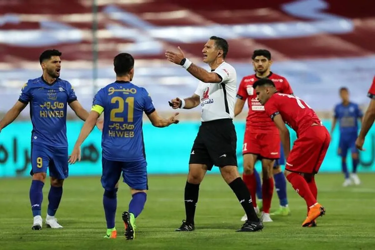 نظر ۵ کارشناس داوری درباره نیمه نخست داربی ۹۵/ صحنه سرنگون شدن قایدی پنالتی بود؟