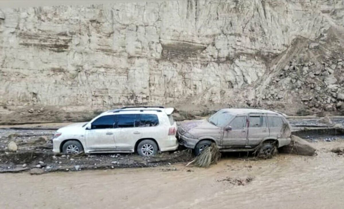 محور قدیم کاشان – نطنز دچار آبگرفتگی شد/ نجات ۲۴ نفر از سیلاب