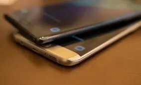 صفحه نمایش تلفن همراه باید تخت باشد یا خمیده؟