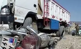 برخورد شدید کامیون با ‌موتورسیکلت/ راننده مقصر فرار کرد
