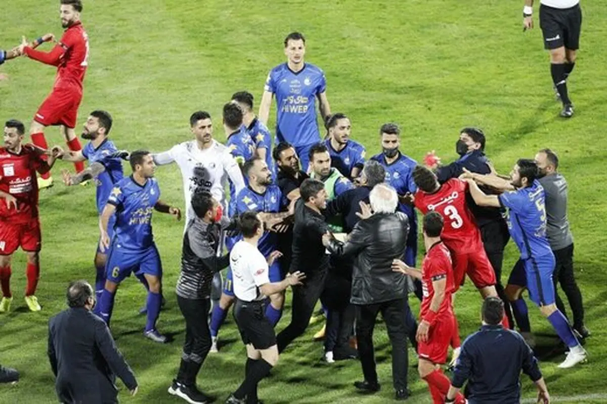 یک پرسپولیسی و یک استقلالی عوامل اصلی درگیری‌ در دربی