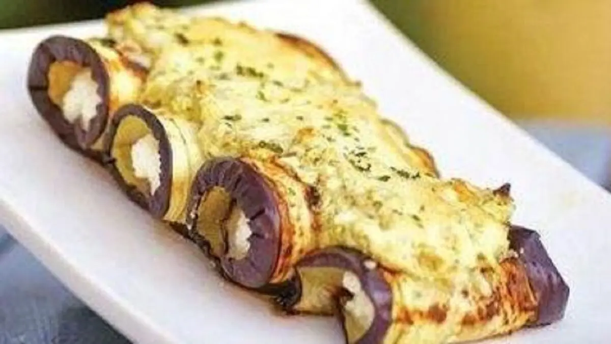 طرز تهیه رول بادمجان پنیری با سس پستو؛ یک غذای هیجان‌انگیز