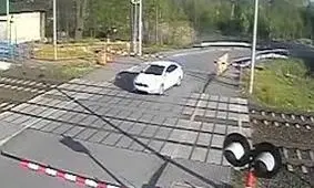 عاقبت یک لحظه عجله کردن در تقاطع راه آهن/ ویدئو