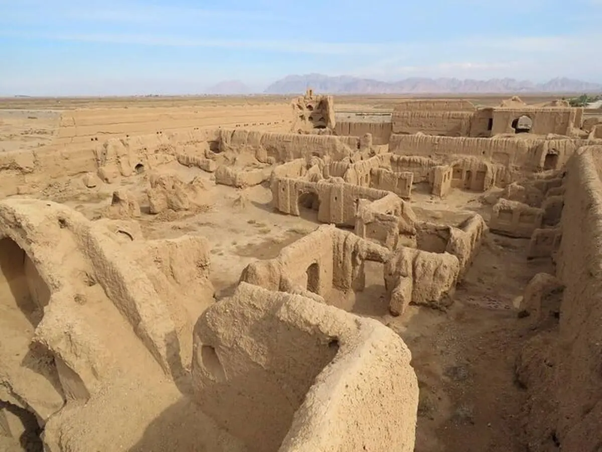 قلعه ی قاجاری در معرض نابودی/ استاندار، قلعه فتح آباد زرند را از ویرانی نجات دهد