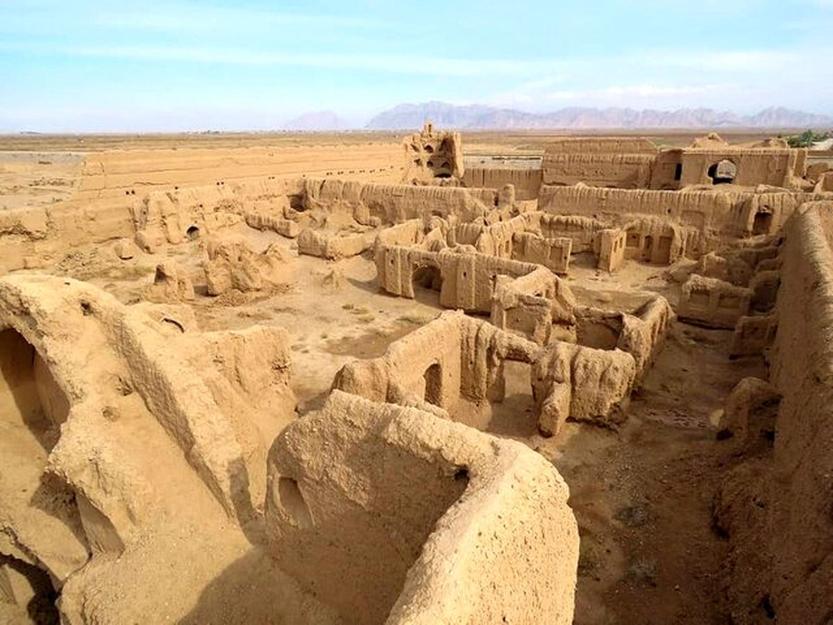 قلعه ی قاجاری در معرض نابودی/ استاندار، قلعه فتح آباد زرند را از ویرانی نجات دهد