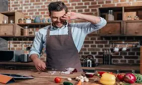 با این ترفندها بدون ریزش اشک پیاز خرد کنید