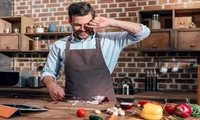 با این ترفندها بدون ریزش اشک پیاز خرد کنید