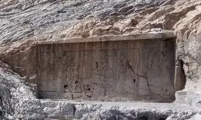 رنگ موی مشکی روی نقش‌برجسته فتحعلی‌شاه پاشیده شد