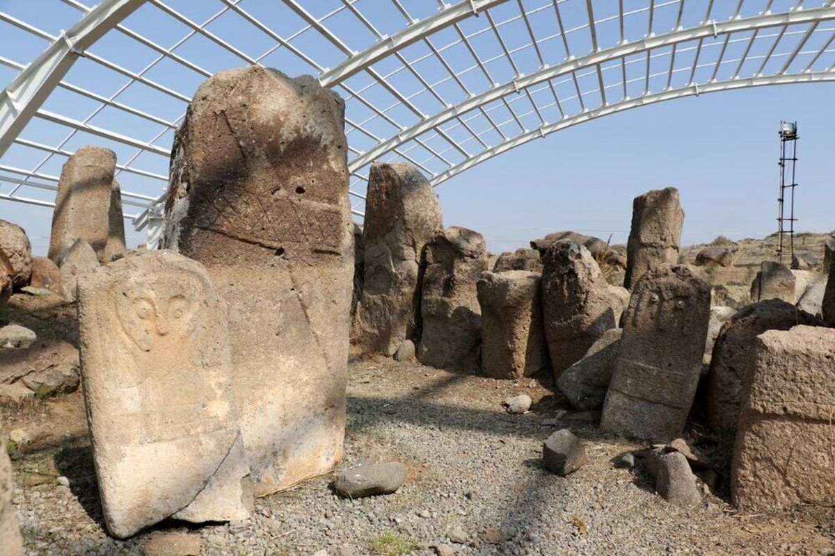 سایبانی برای مردان سنگی شهریئری