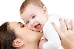 فواید و مضرات بوسیدن نوزاد