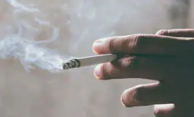 اگر با یک سیگاری زندگی می‌کنید، این مطلب را بخوانید