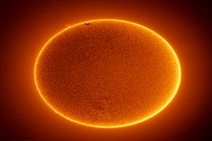 تصویری جذاب از لحظه عبور ایستگاه فضایی بین‌المللی از مقابل خورشید