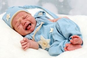 از خواب پریدن نوزاد و دلایل اصلی آن