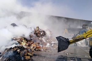 آتش سوزی گسترده در کارخانه بازیافت اصفهان