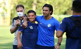 عجیب‌ و غریب‌ترین شادی استقلالی‌ها/ قایدی روی کول فرهاد مجیدی/ عکس