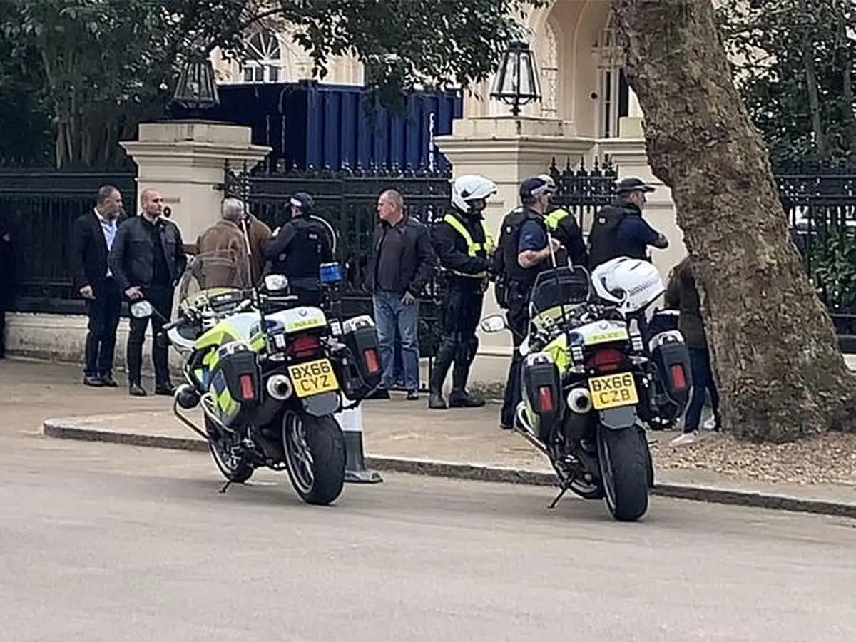 سکونتگاه رسمی سفیر عربستان در انگلیس هدف حمله قرار گرفت/ پرتاب یک شی‌ باعث آتش سوزی شد