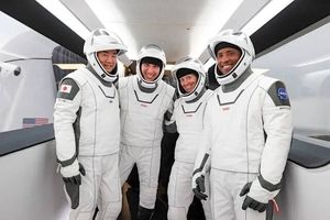 بازگشت شبانه فضانوردان مأموریت "کرو-۱" به خاک آمریکا
