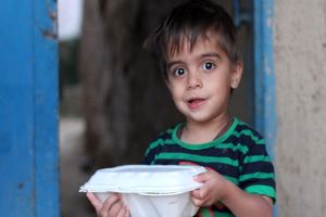 توزیع ۳۰۰۰ پرس غذای گرم بین نیازمندان خراسان جنوبی