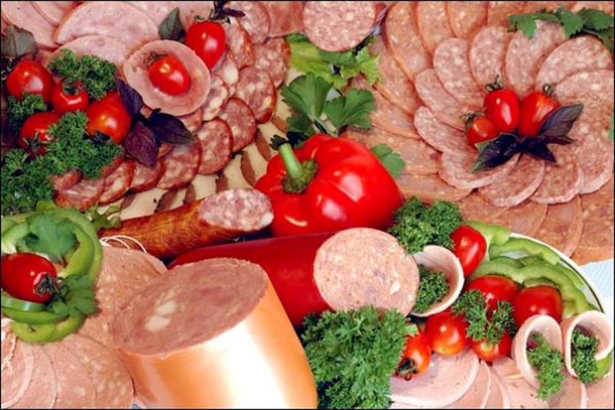 تکذیب تولید سوسیس با گوشت سگ و دام‌های مریض / عضو کمیسیون بهداشت: سالم هستند اما توصیه نمی‌کنیم