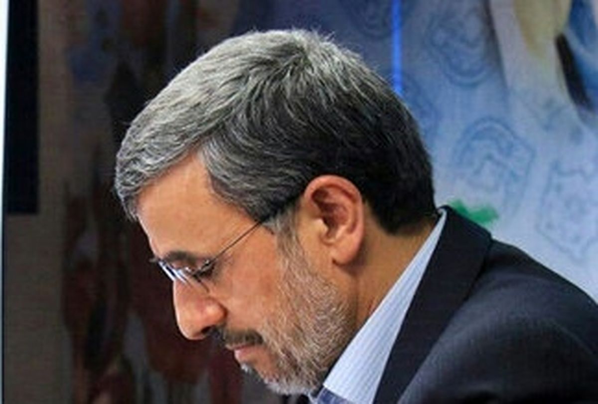 رفتار عجیب و غریب محمود احمدی‌نژاد از نظر رهبر انقلاب