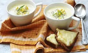 طرز تهیه سوپ ذرت و سیب‌زمینی با خامه ترش