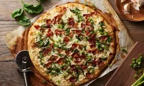 طرز تهیه پیتزا آلفردو با پنیر پارمسان؛ خوشمزه و پرطرفدار