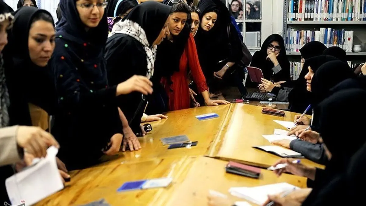 چشم امید نامزدهای انتخابات به رای زنان با سر دادن شعارهای تکراری