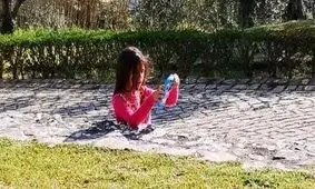 عکس عجیبی از یک دختربچه که کاربران فضای مجازی را حسابی گیج کرد/ شما چه فکر می کنید؟