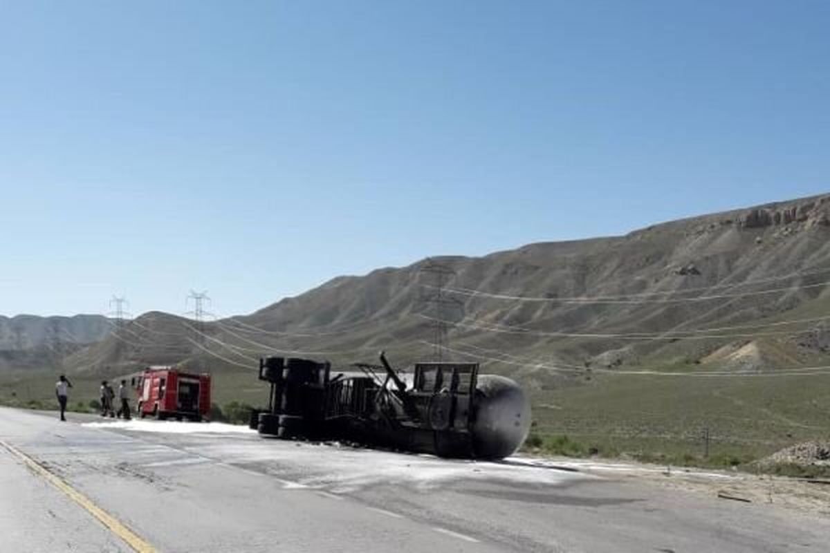 واژگونی تریلی حامل گاز «LPG» در محور فیروزکوه