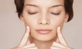 11 تمرین کاربردی یوگا صورت برای جوانسازی و زیبایی