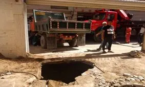 نشست زمین در خیابان سی متری جی/ فرورفتن خاور داخل گودال