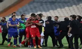 ضربه شدید هافبک استقلال به دهان کنعانی زادگان/ عکس