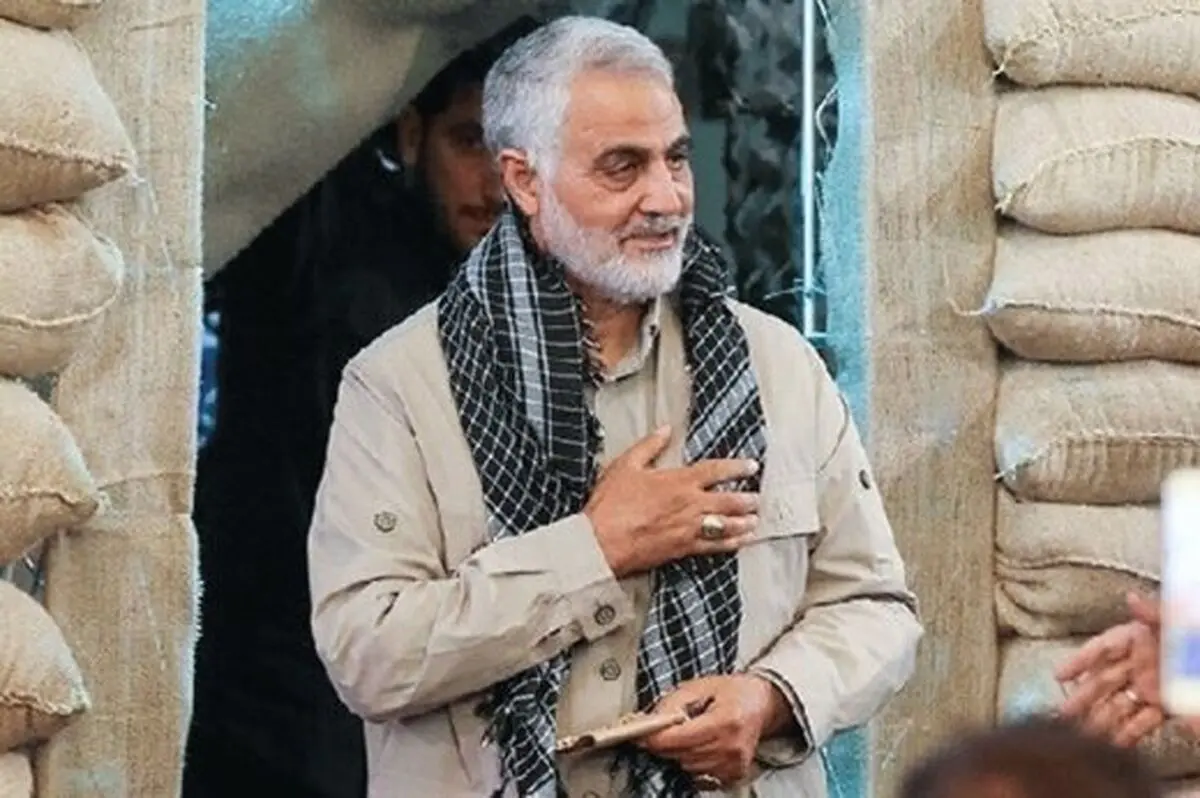تصویری جالب از شهید قاسم سلیمانی در تونل زیرزمینی غزه/ عکس