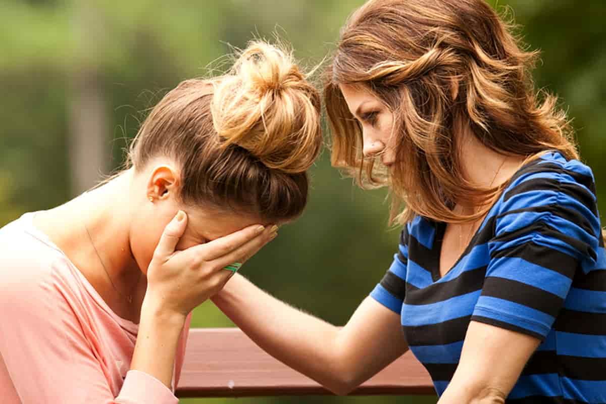 ۷ مورد مهمی که باید در نحوه برخورد با فرد عزادار رعایت کنید