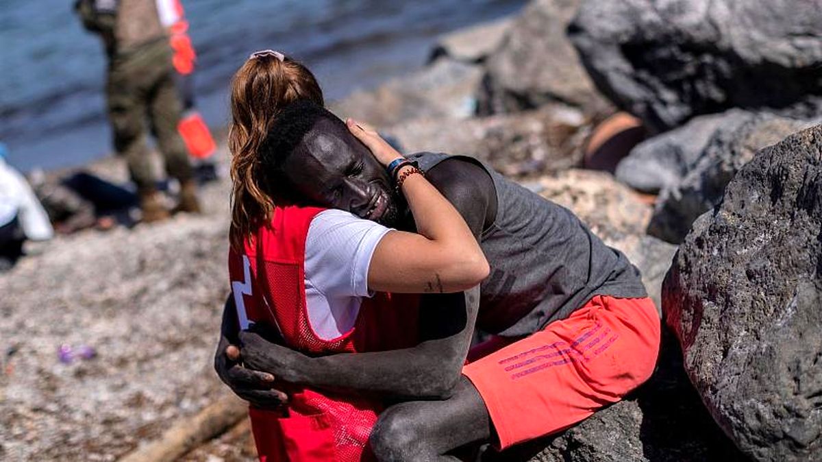 داستان عکس جنجالی در اسپانیا؛ وقتی لونا مهاجر سنگالی را در آغوش گرفت
