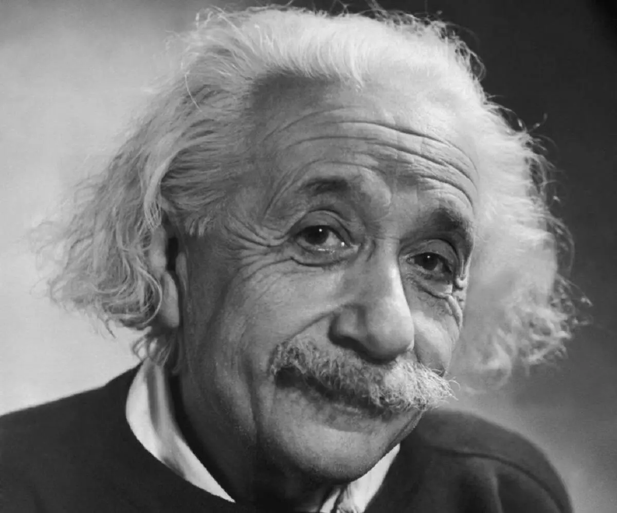 دست‌نوشته اینشتین درباره معادله معروف E=mc² حراج شد