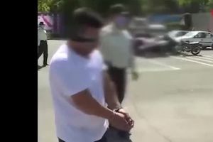 لحظه چاقو خوردن افسر راهنمایی و رانندگی در تهران/ ویدئو