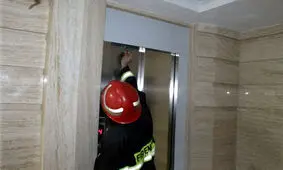 گرفتار شدن ۱۰۰ نفر در آسانسور طی ۲۴ ساعت در تبریز
