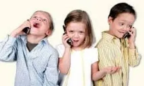 تلفن همراه در کیف کودکان چه می کند