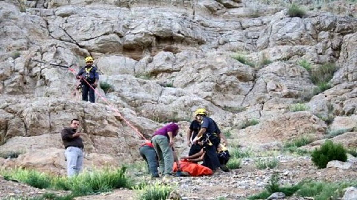 سقوط از کوه های پرند سبب مرگ جوان 38 ساله شد