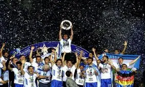 جام‌های افتخارات باشگاه استقلال روی زمین مانده‌اند + عکس