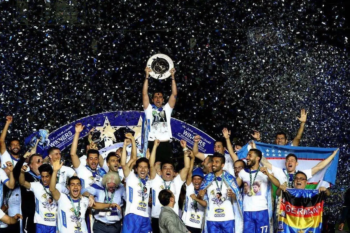 جام‌های افتخارات باشگاه استقلال روی زمین مانده‌اند + عکس