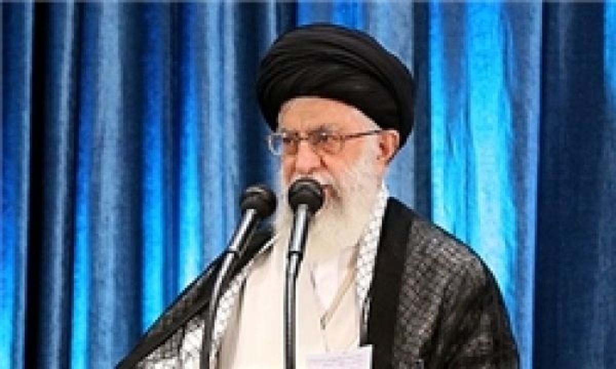 رهبر انقلاب در مراسم تنفیذ حکم ریاست جمهوری: انقلاب اسلامی مردم را از حاشیه به متن آورد